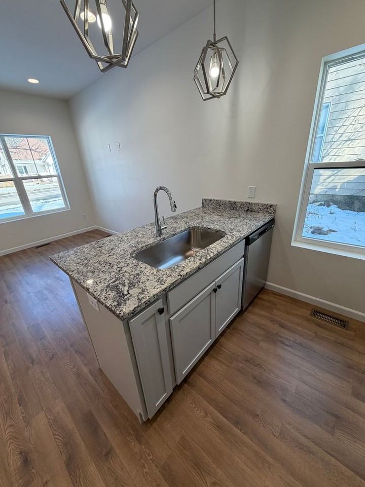 716 W Division St - Photo 6 of 23