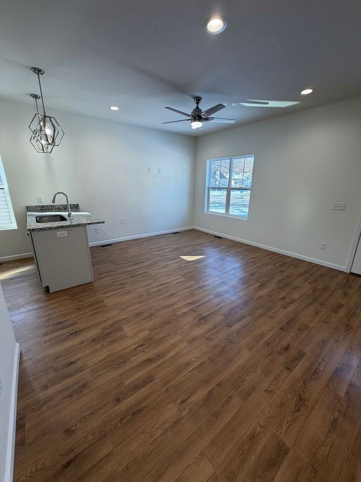 718 W Division St - Photo 4 of 28