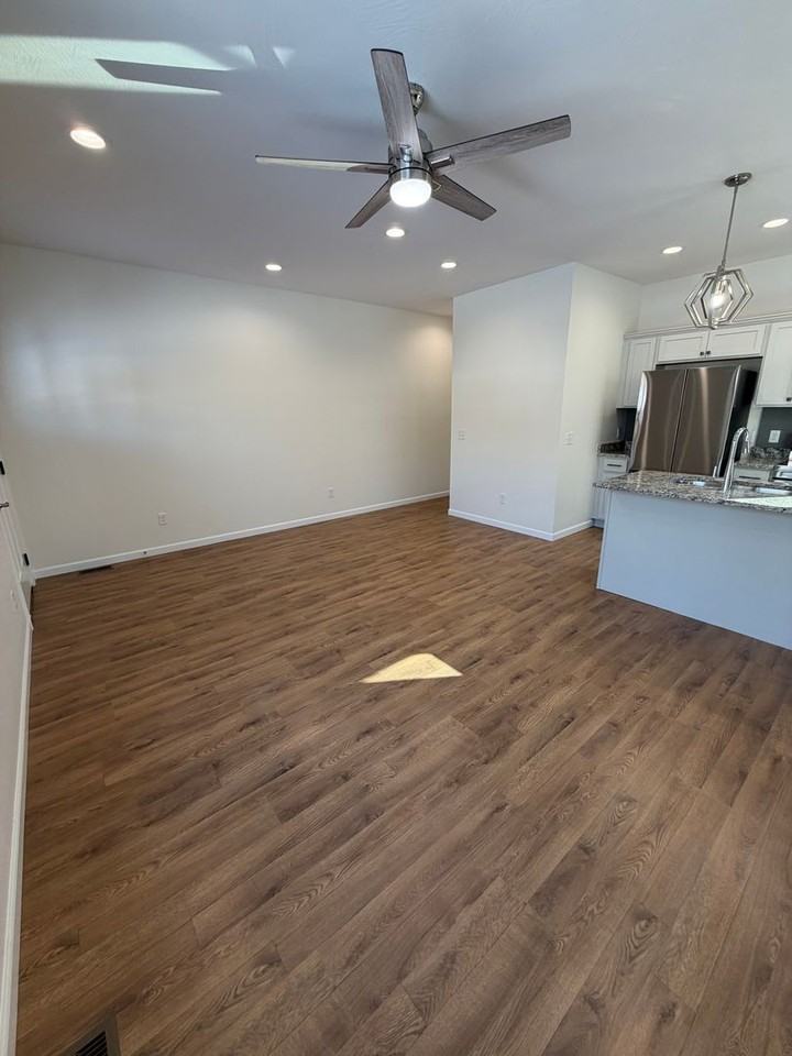 718 W Division St - Photo 5 of 28