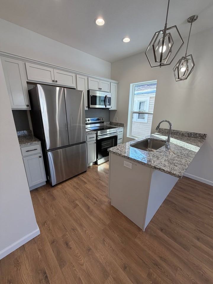 718 W Division St - Photo 7 of 28