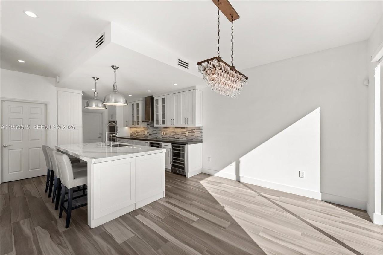 3110 Ne 210th Ter - Photo 4 of 14