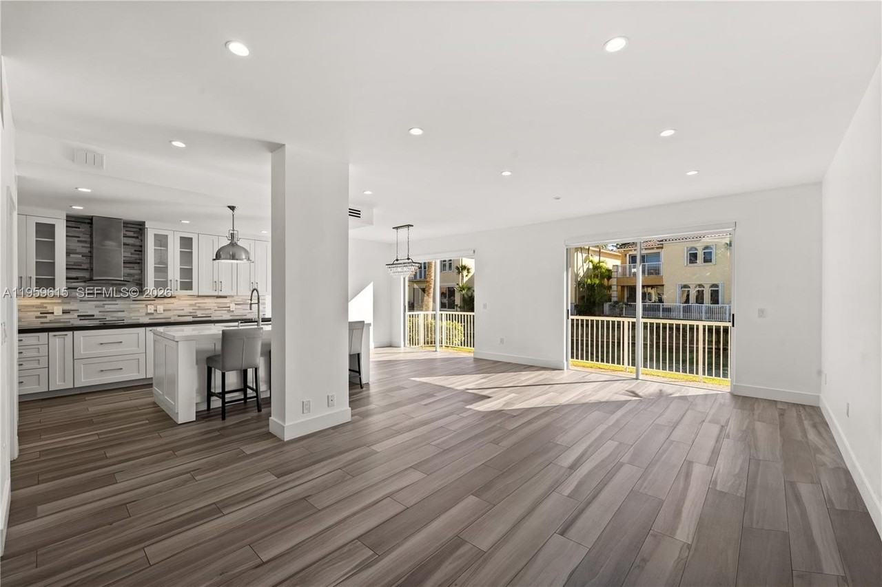 3110 Ne 210th Ter - Photo 5 of 14