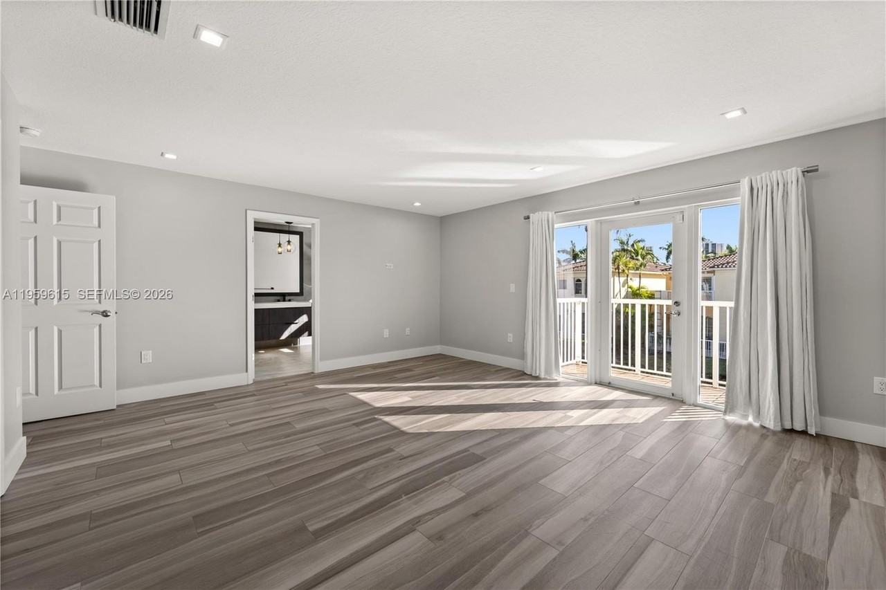 3110 Ne 210th Ter - Photo 6 of 14