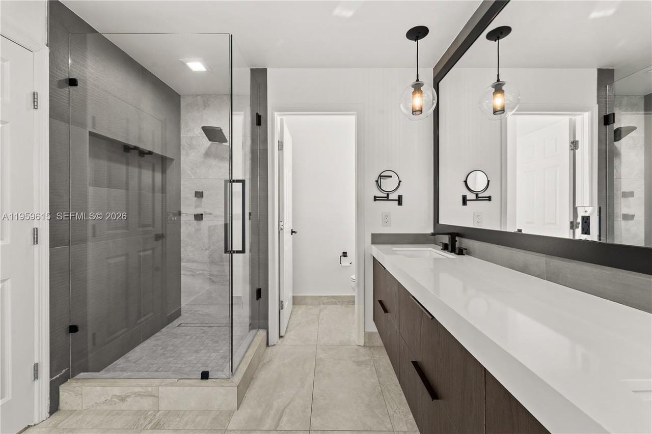 3110 Ne 210th Ter - Photo 7 of 14