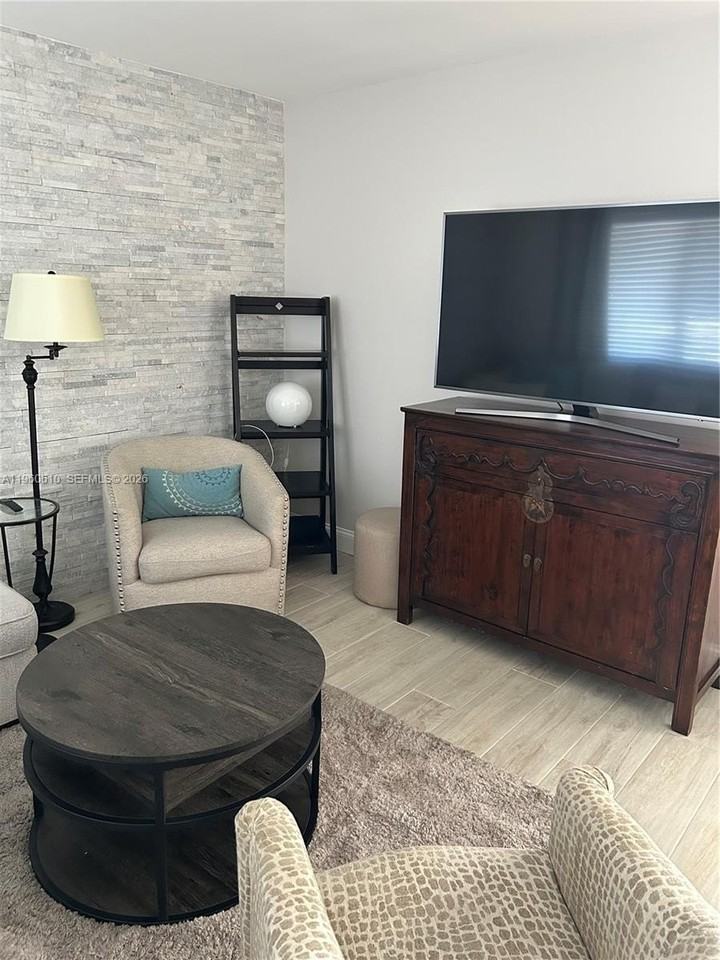 5555 Sw 67th Ave #501 - Photo 6 of 20