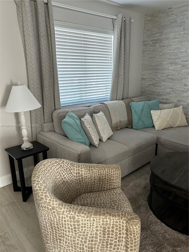 5555 Sw 67th Ave #501 - Photo 7 of 20