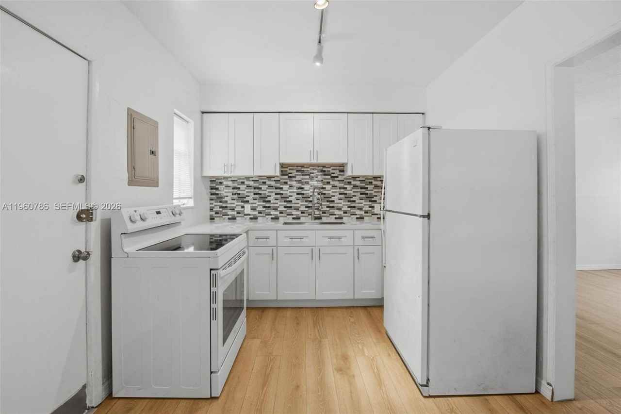 3265 Franklin Ave - Photo 3 of 13