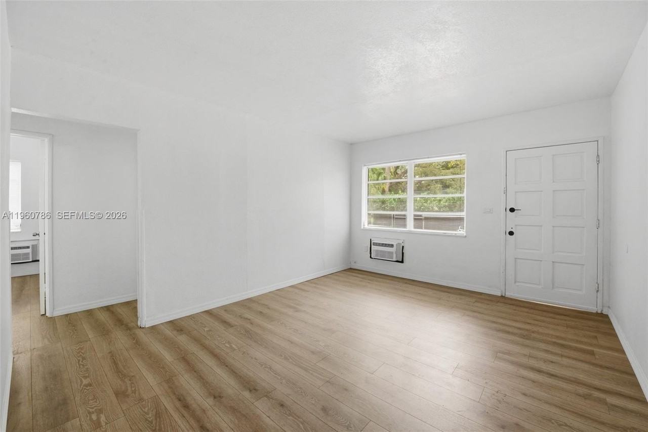 3265 Franklin Ave - Photo 4 of 13