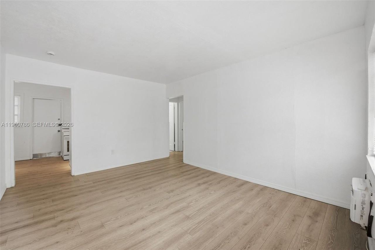 3265 Franklin Ave - Photo 5 of 13