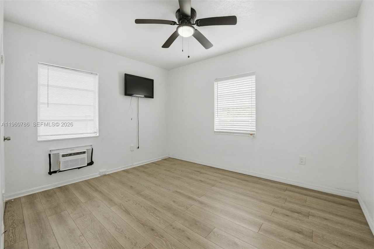 3265 Franklin Ave - Photo 7 of 13