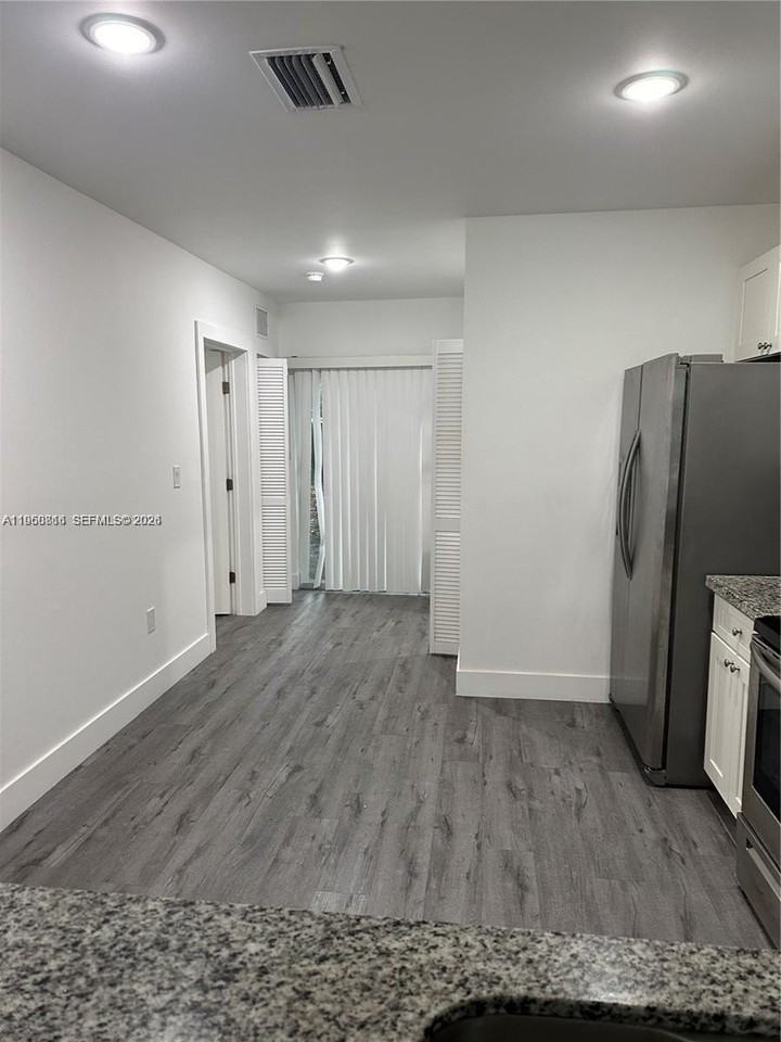 224 Nw 57th St #B - Photo 2 of 30