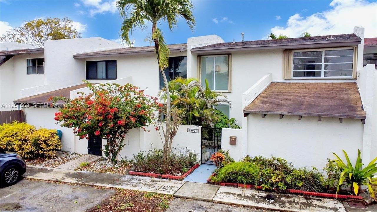 10921 Sw 70th Ter #10921 - Photo 2 of 31