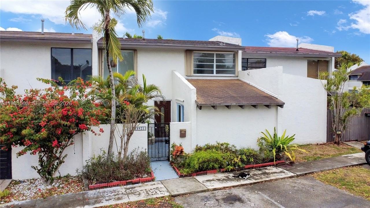 10921 Sw 70th Ter #10921 - Photo 3 of 31