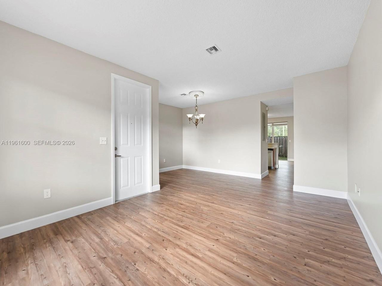 1049 Ne 42nd Pl #1049 - Photo 2 of 29