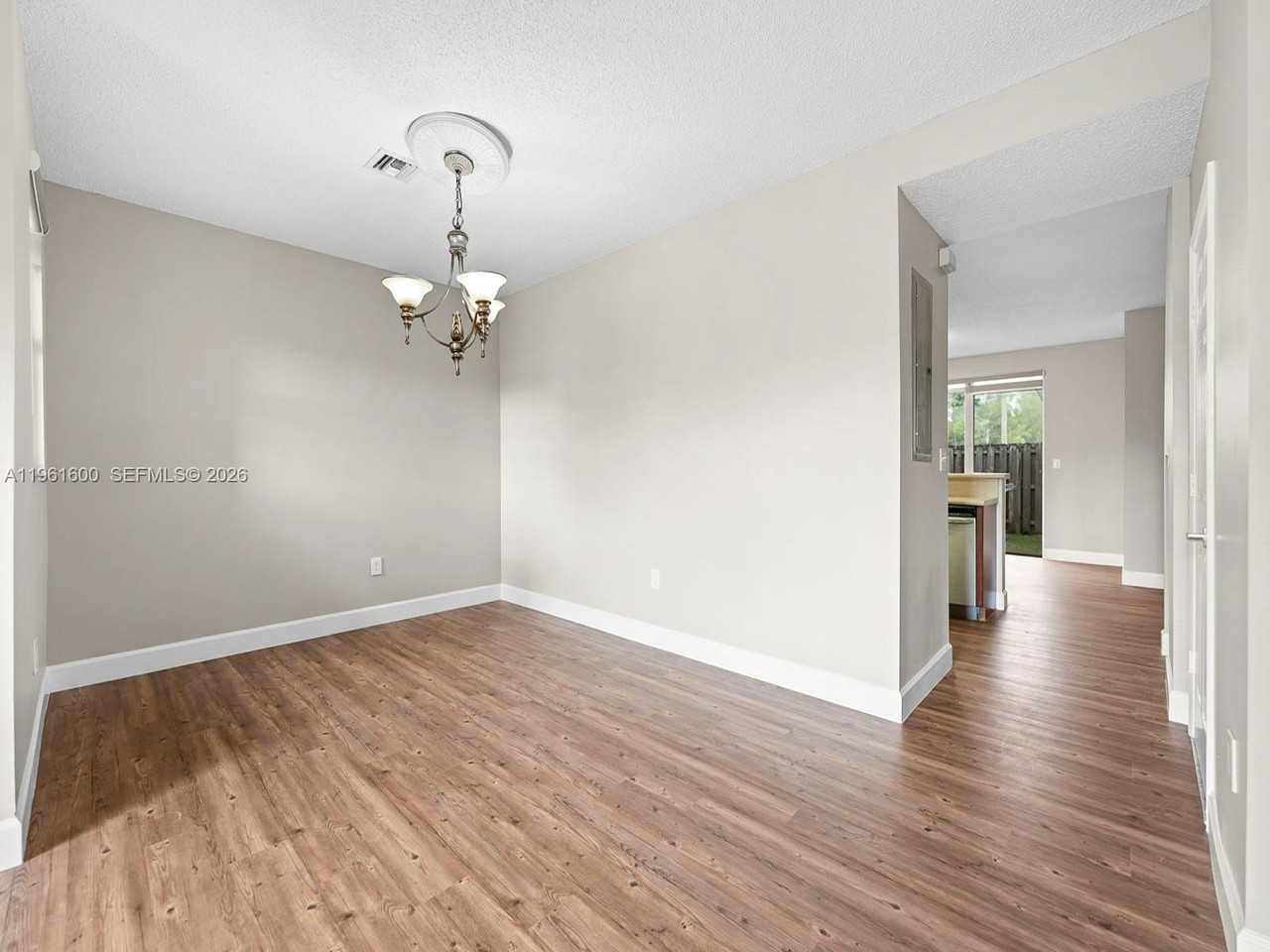 1049 Ne 42nd Pl #1049 - Photo 3 of 29