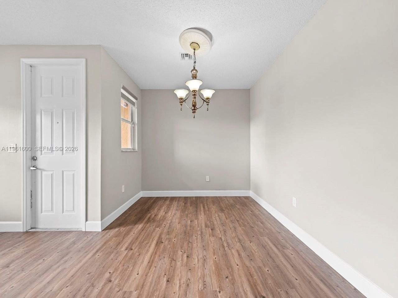 1049 Ne 42nd Pl #1049 - Photo 5 of 29