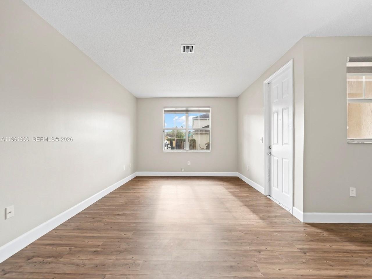 1049 Ne 42nd Pl #1049 - Photo 6 of 29