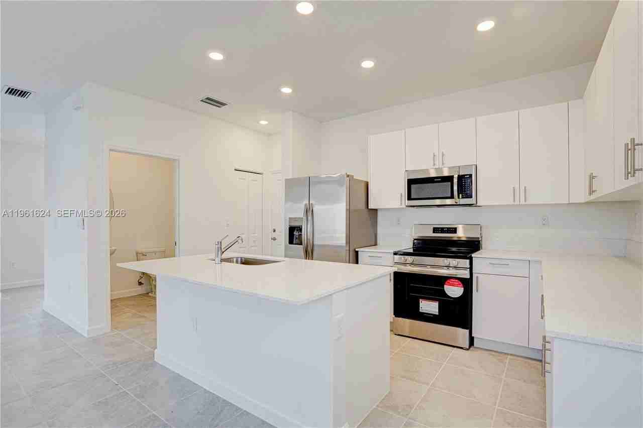 2728 Se 24th Ct #0 - Photo 3 of 18