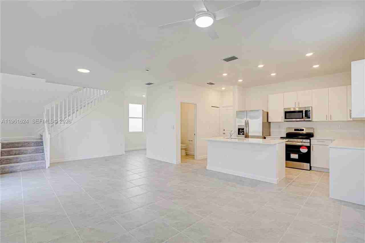 2728 Se 24th Ct #0 - Photo 4 of 18