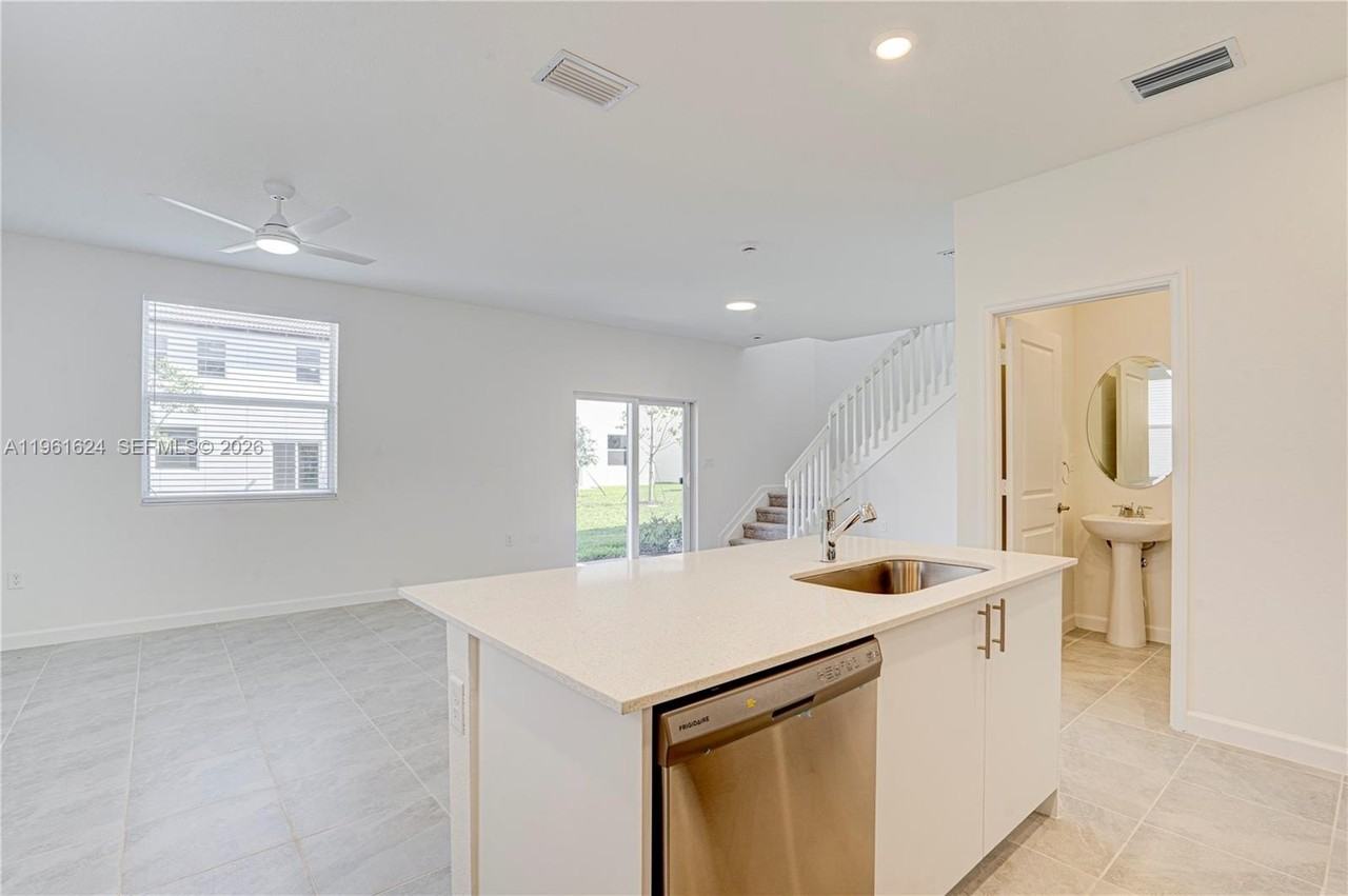 2728 Se 24th Ct #0 - Photo 6 of 18