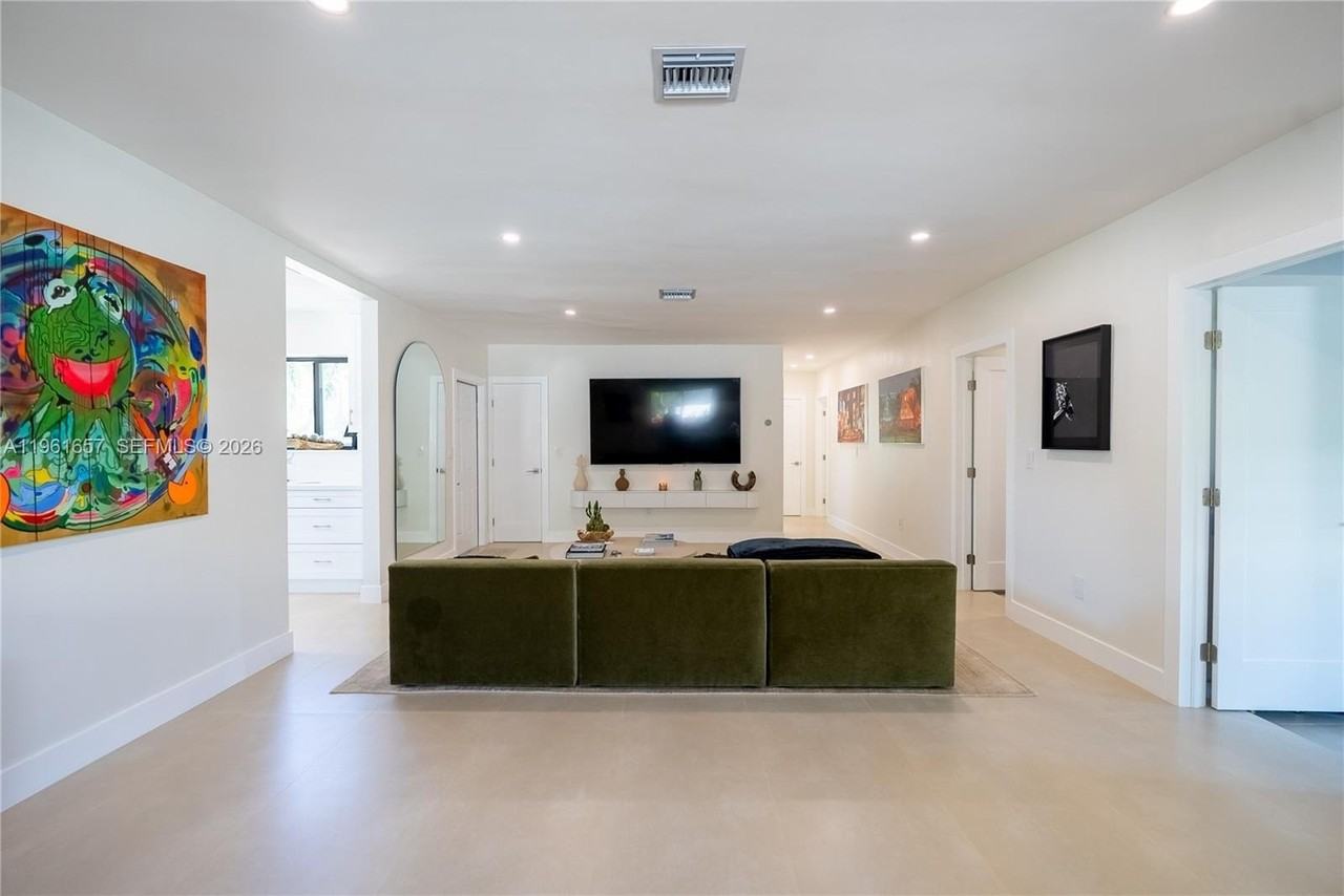 7548 Adventure Ave - Photo 6 of 37