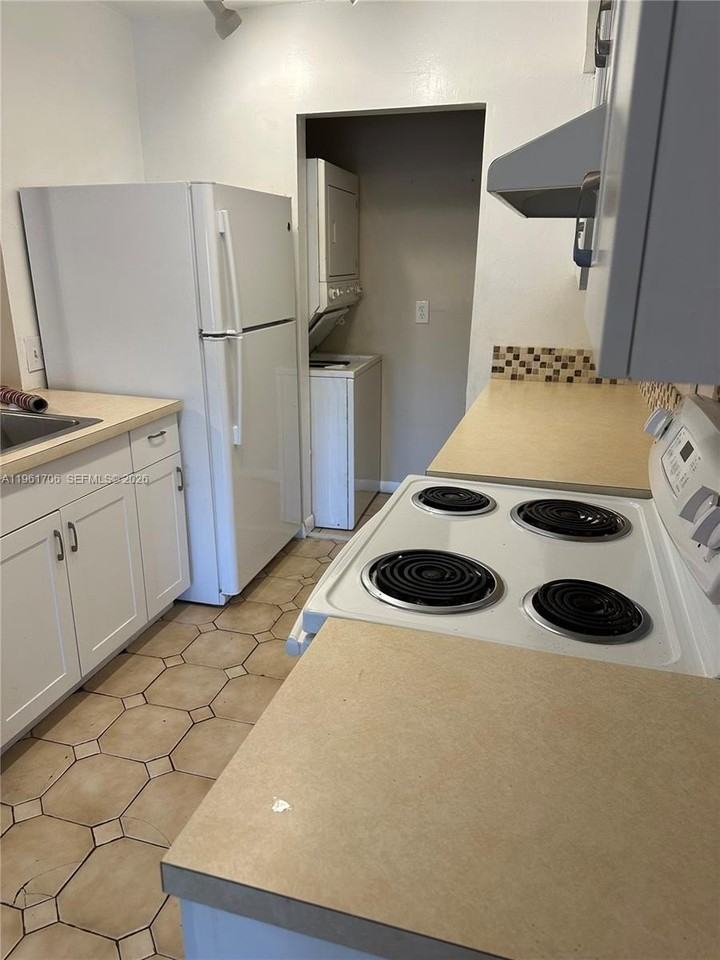 1525 Sandpiper Blvd - Photo 5 of 13