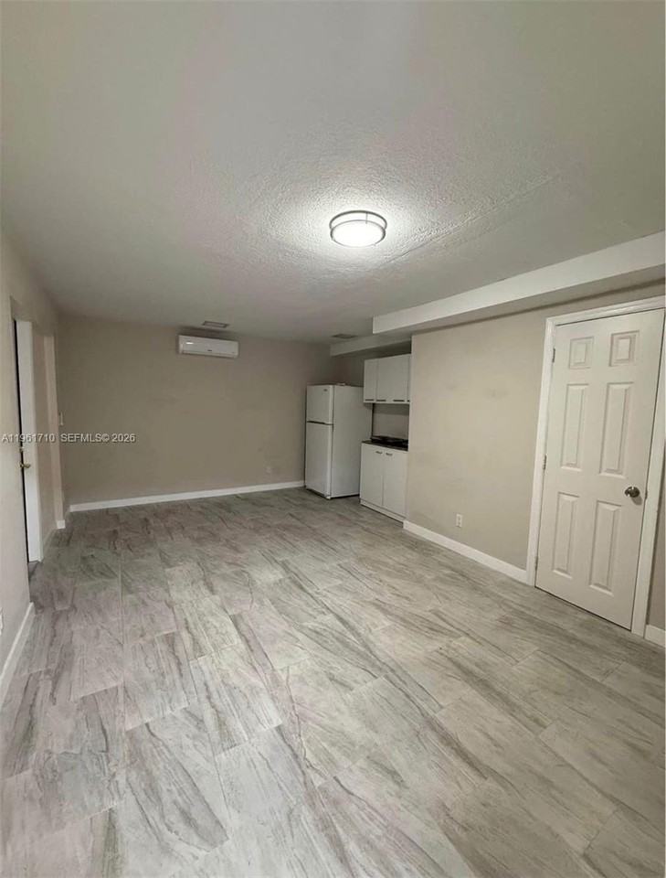 1605 Nw 11th Pl #2 - Photo 3 of 3