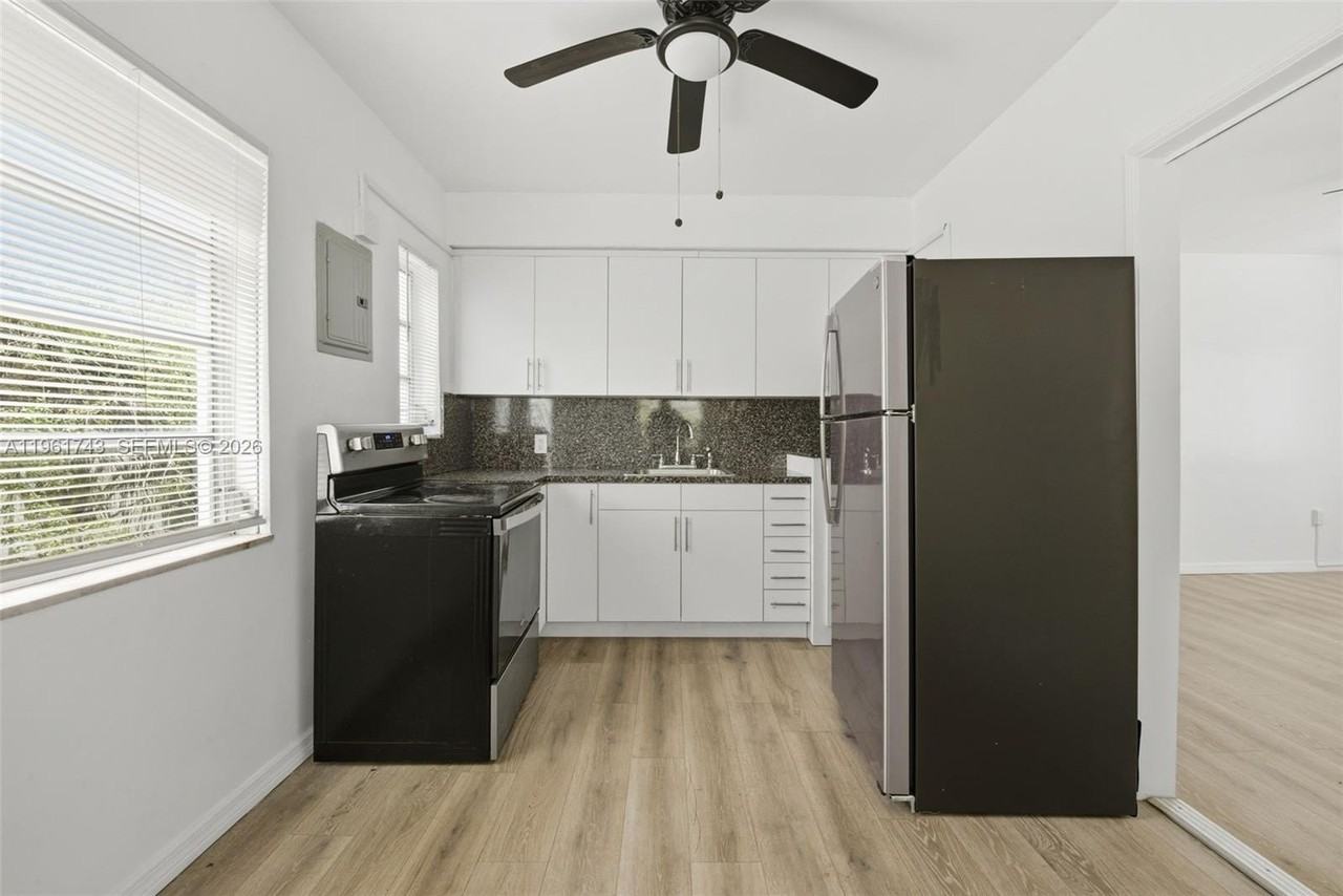 3267 Franklin Ave - Photo 2 of 13