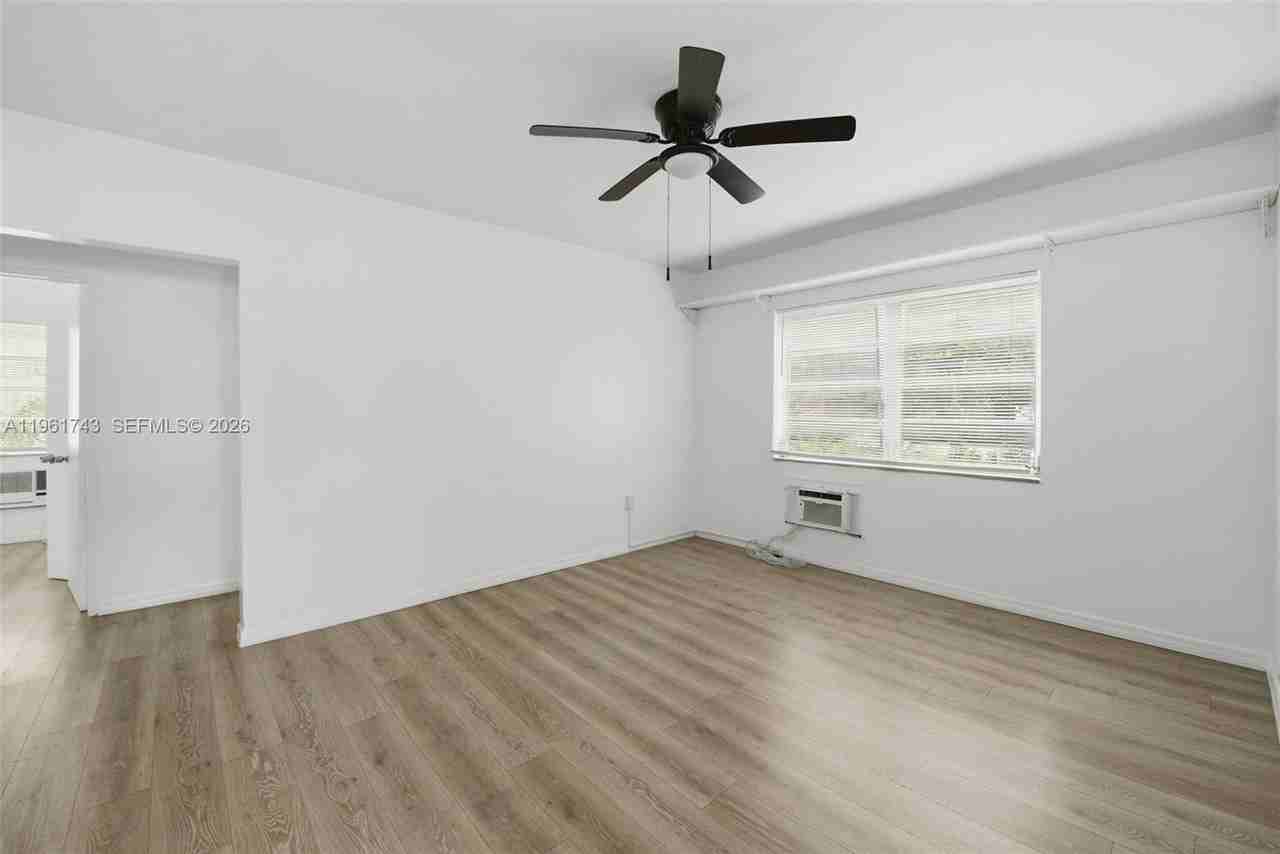 3267 Franklin Ave - Photo 3 of 13