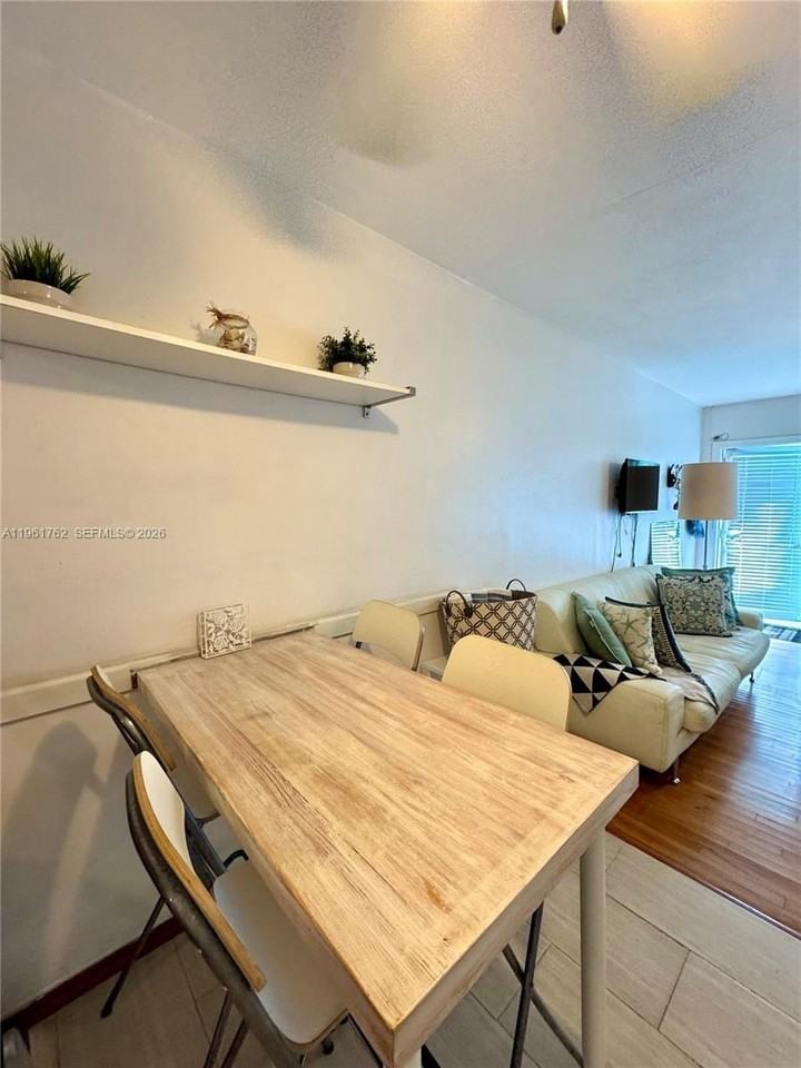 401 Collins Ave #10 - Photo 5 of 9