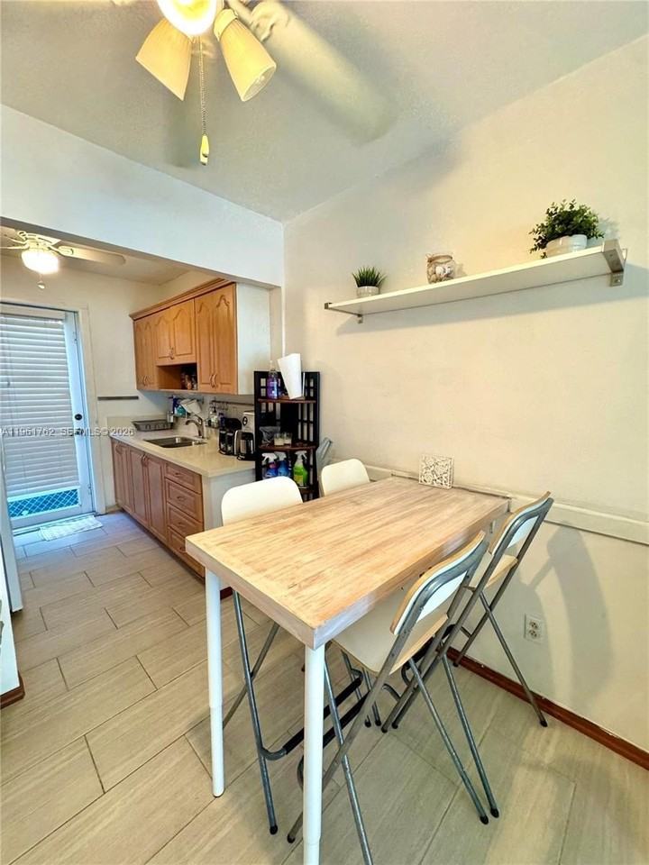 401 Collins Ave #10 - Photo 6 of 9