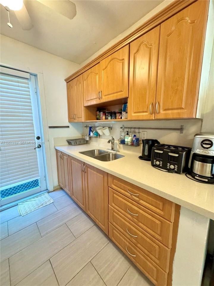 401 Collins Ave #10 - Photo 7 of 9