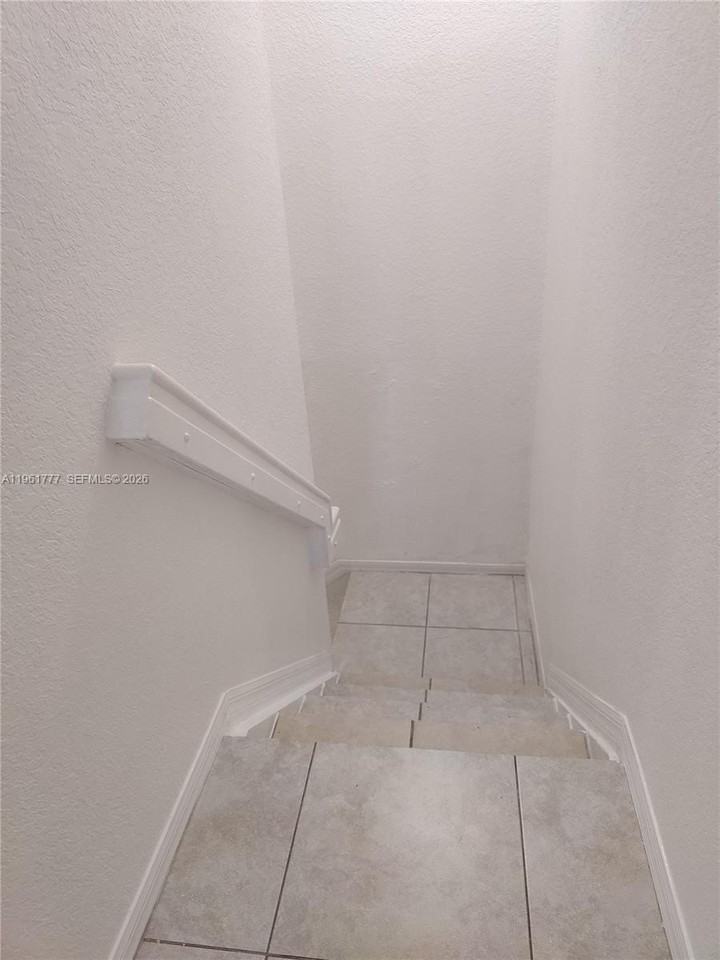 3928 Sw 52nd Ave #F6 - Photo 4 of 14