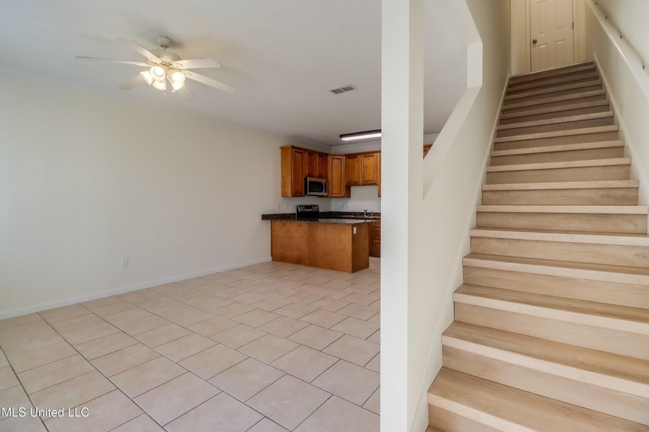 1101 Century Oaks Dr Apt B - Photo 4 of 29