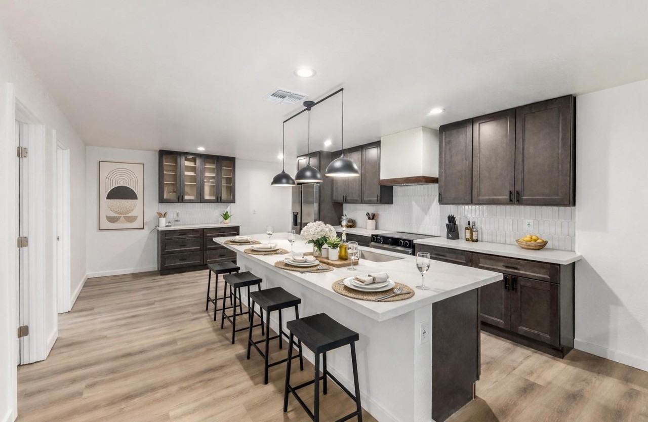 W Howe St - Photo 2 of 31