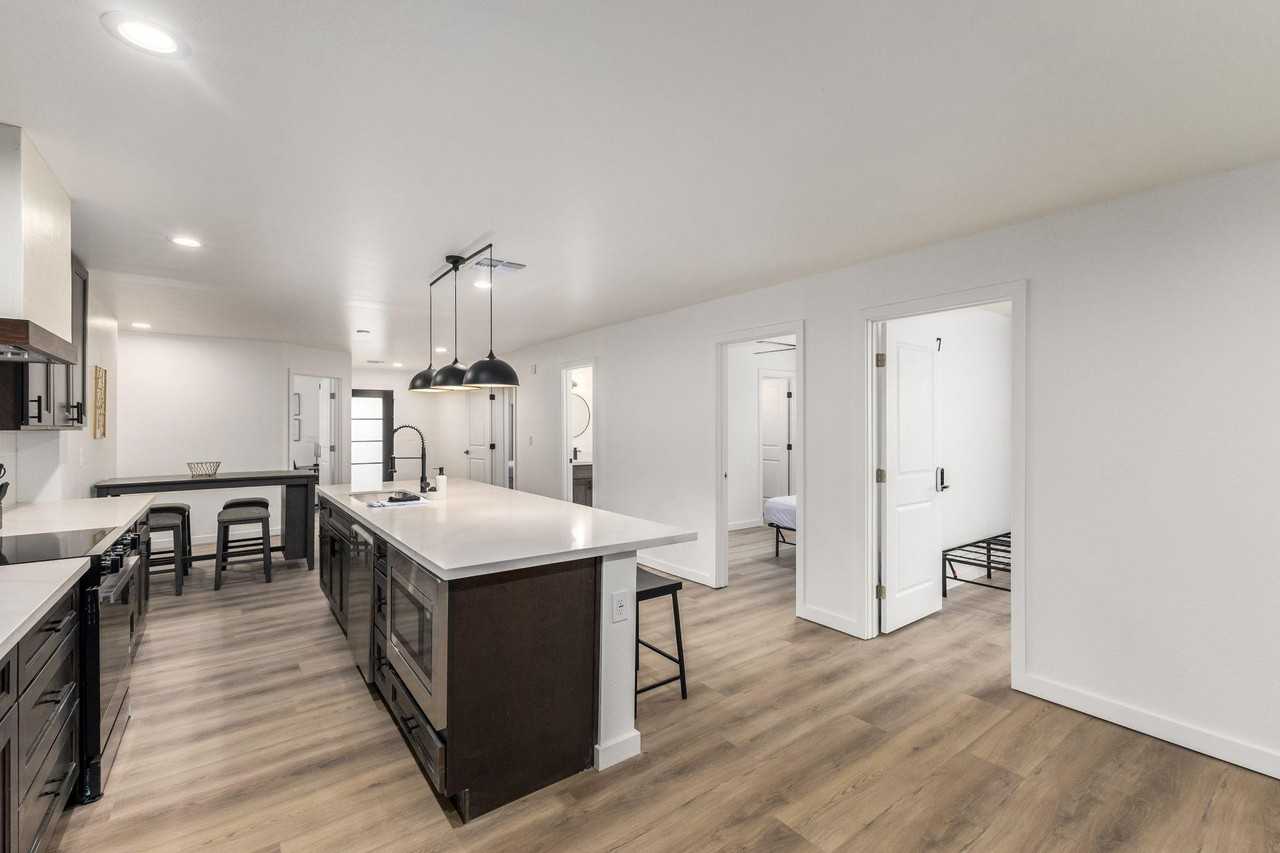 W Howe St - Photo 4 of 31