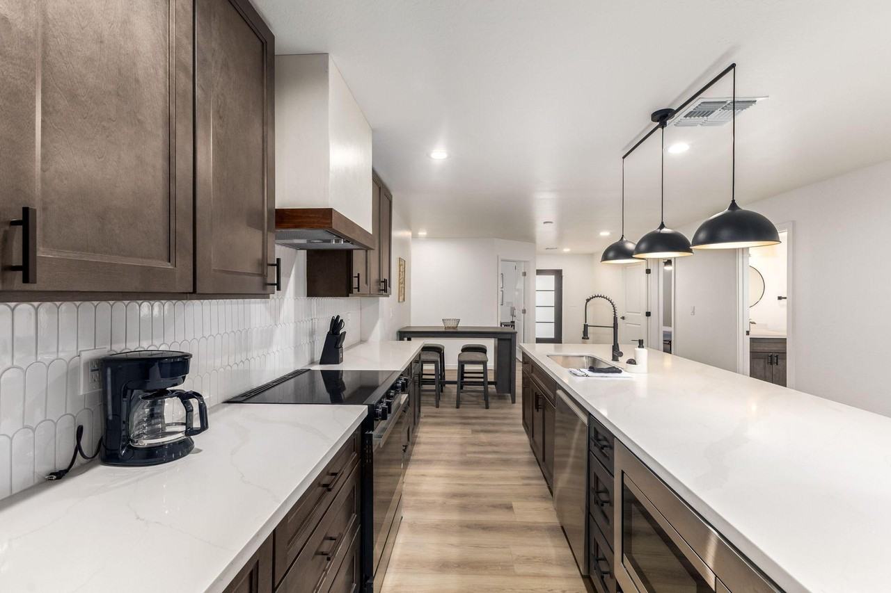 W Howe St - Photo 6 of 31