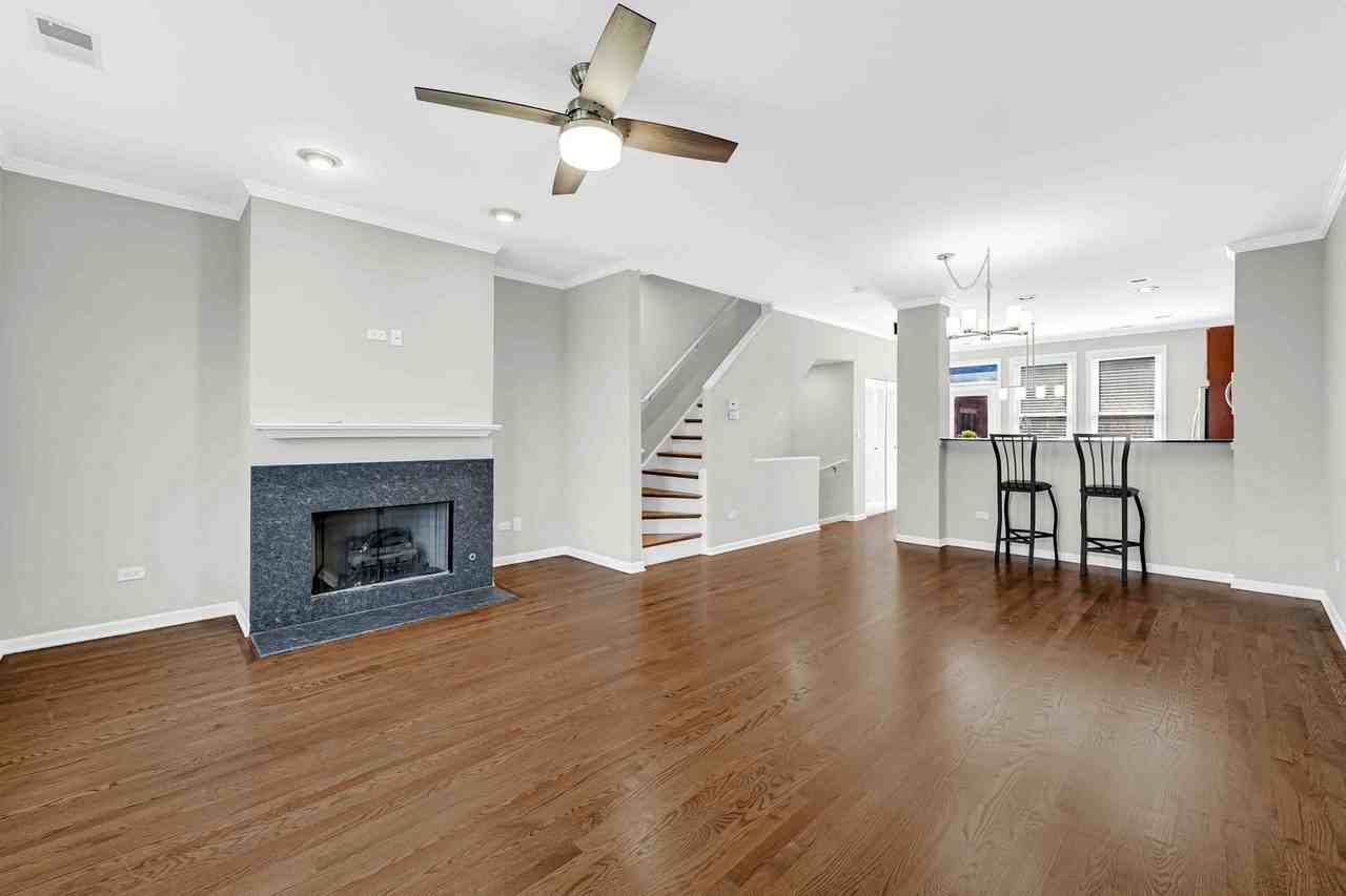 1040 N Kingsbury St - Photo 3 of 37