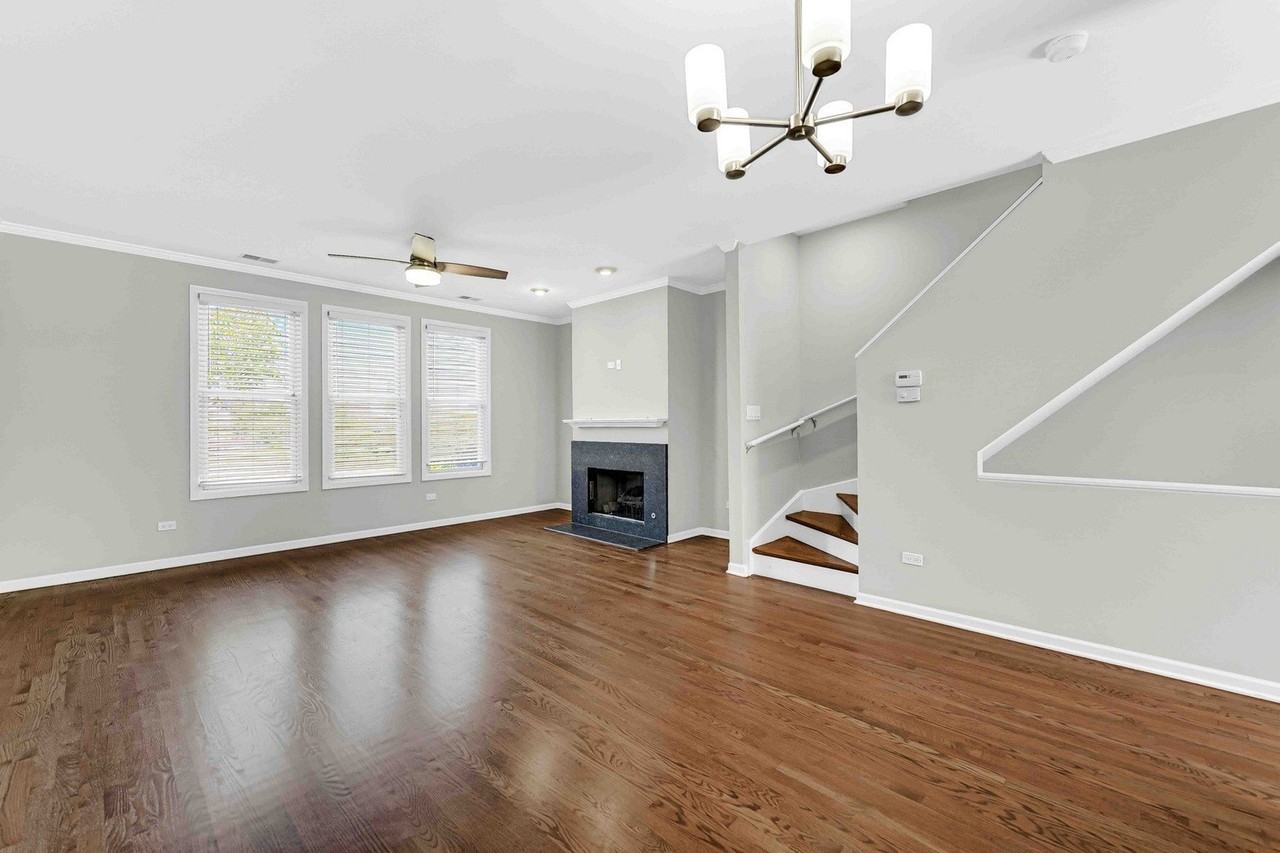 1040 N Kingsbury St - Photo 5 of 37