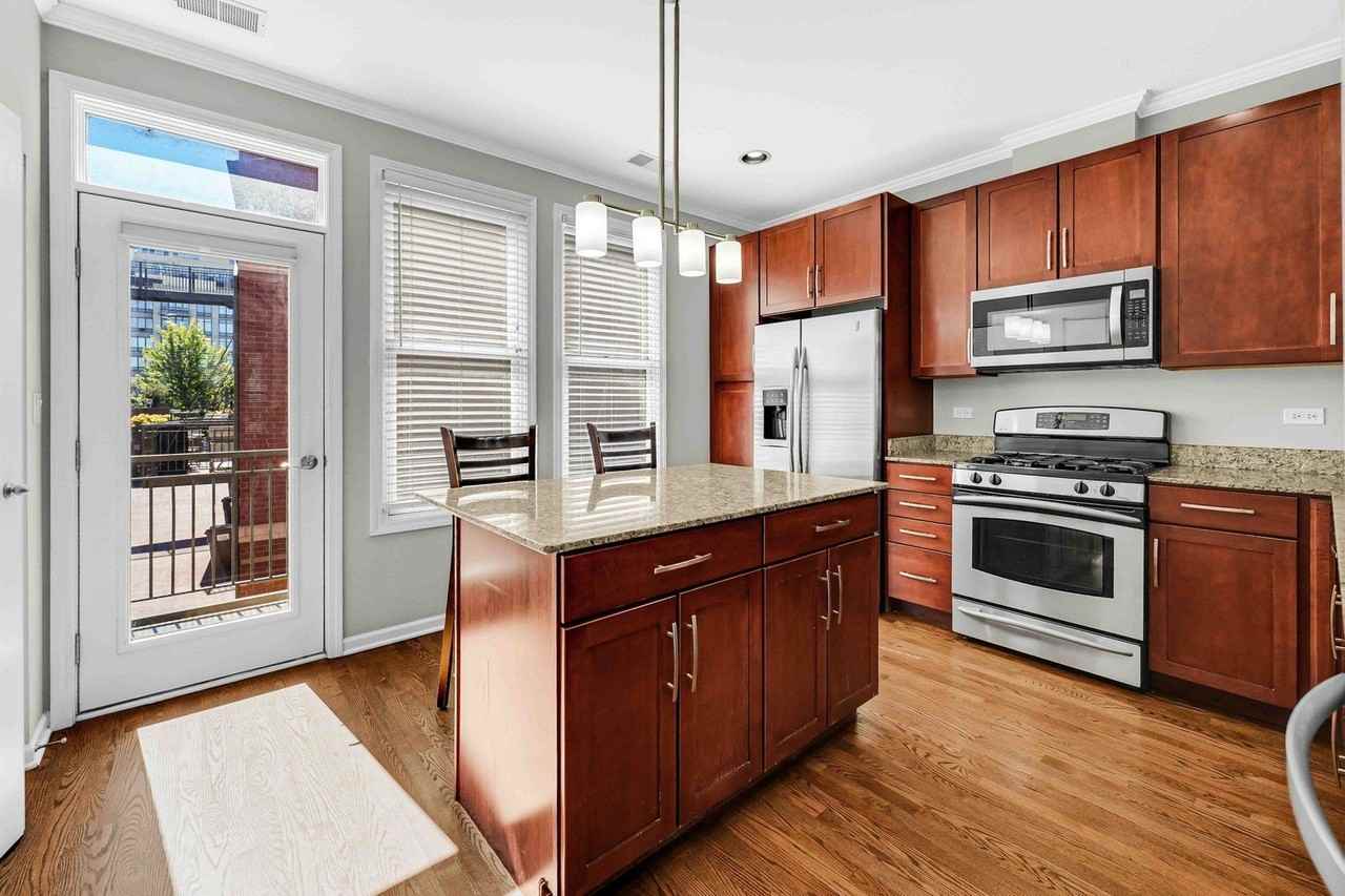 1040 N Kingsbury St - Photo 6 of 37