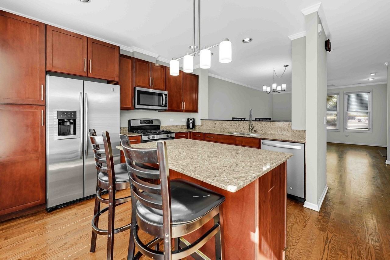 1040 N Kingsbury St - Photo 7 of 37