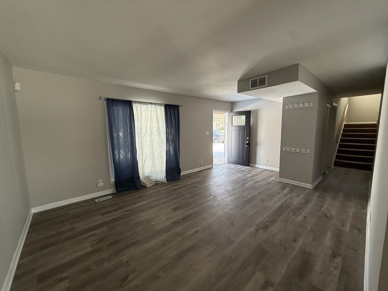 719 Surrey Dr - Photo 3 of 21