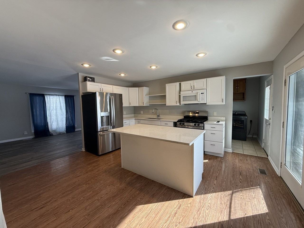 719 Surrey Dr - Photo 4 of 21