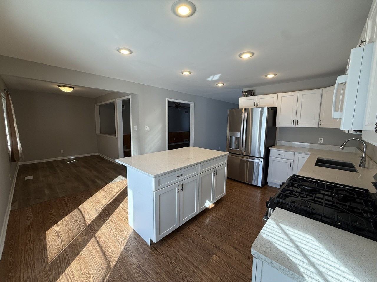 719 Surrey Dr - Photo 5 of 21