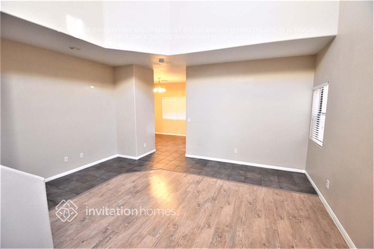 2868 Canonero St - Photo 3 of 15