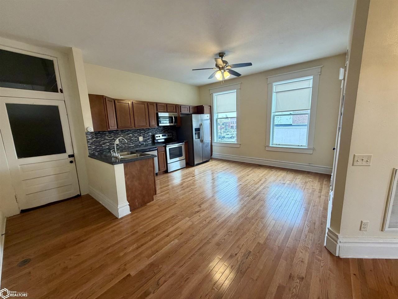 901 Main St - Photo 2 of 9