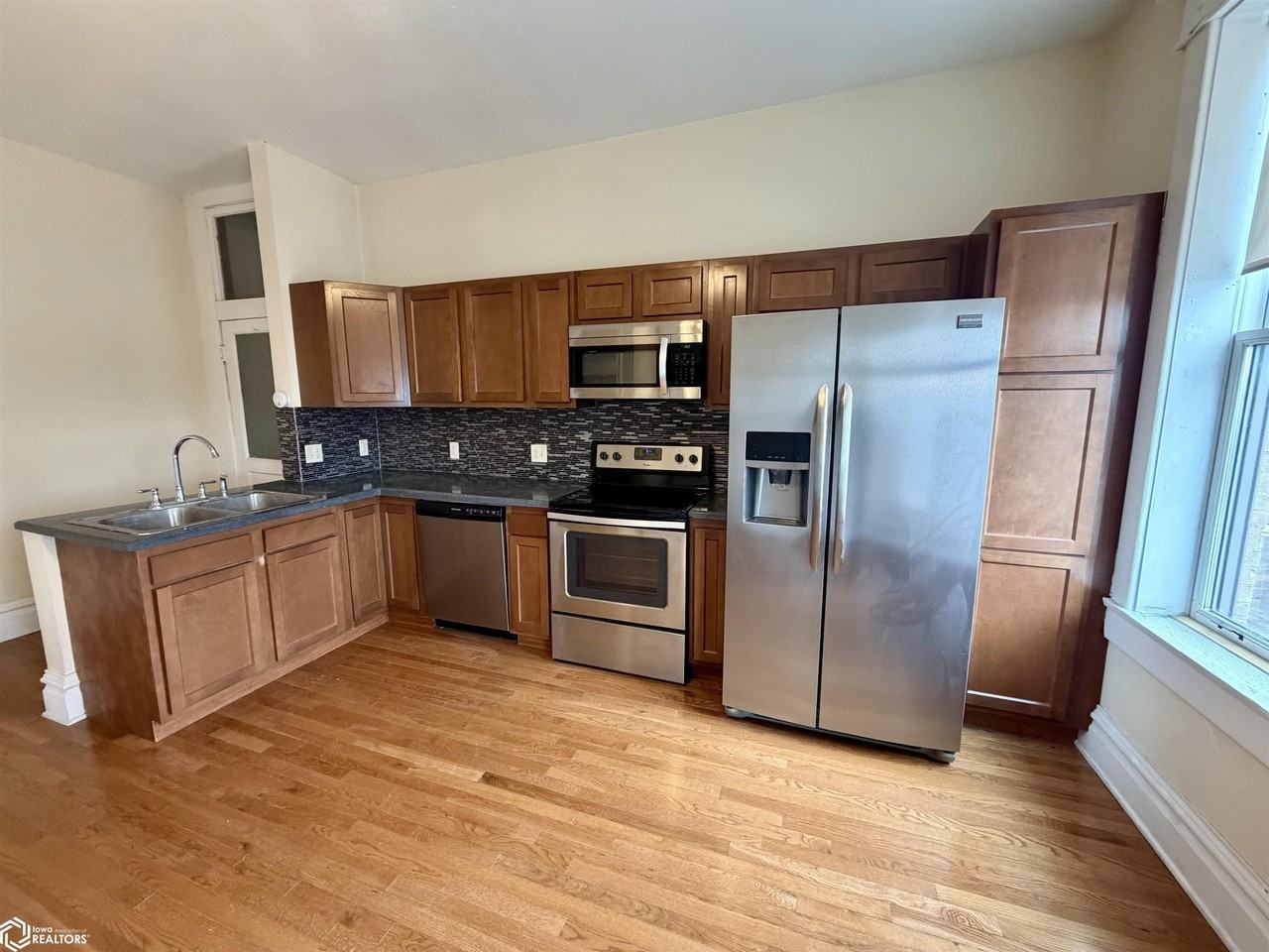 901 Main St - Photo 3 of 9