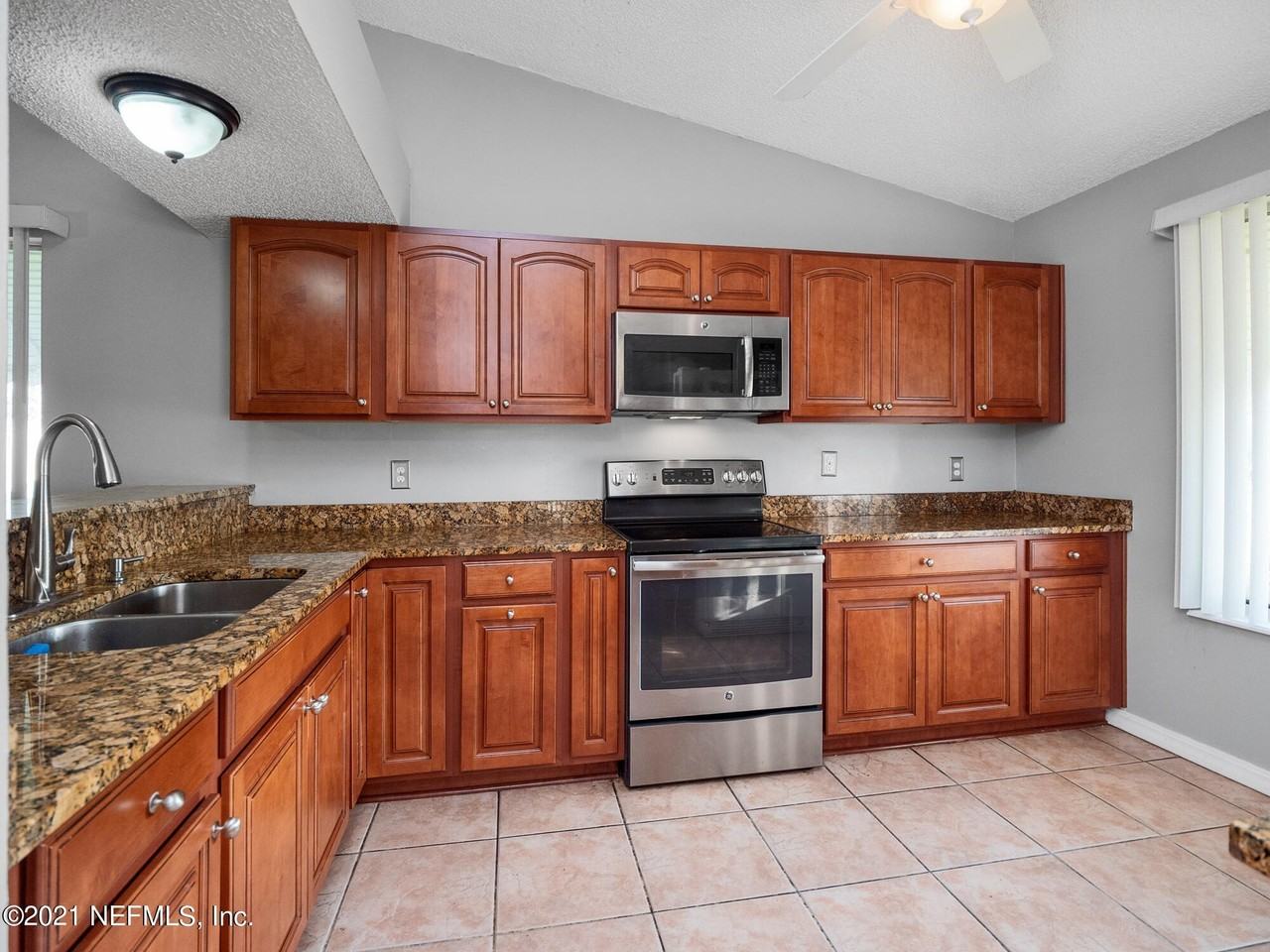 744 Aquatic Dr - Photo 5 of 22