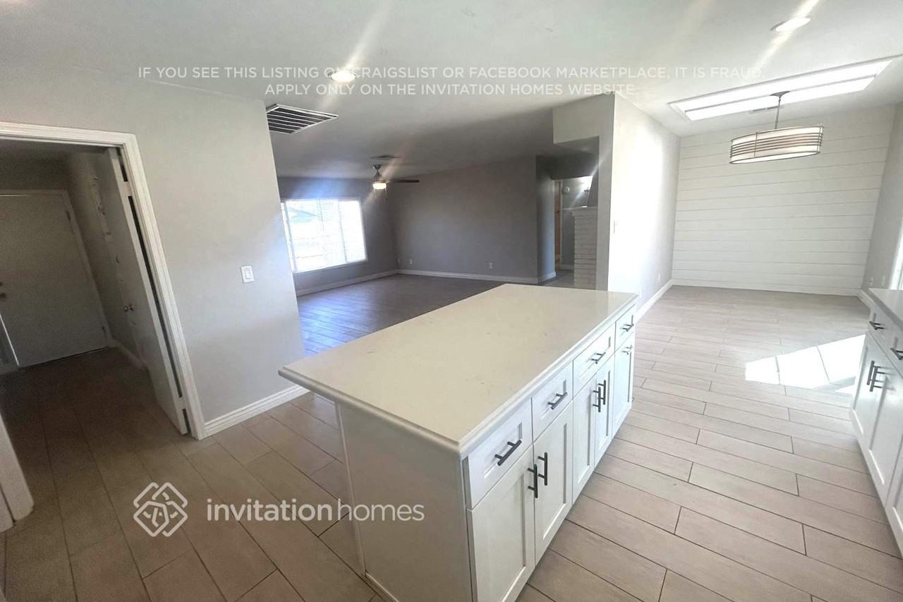 11012 N 47th Ave - Photo 5 of 14