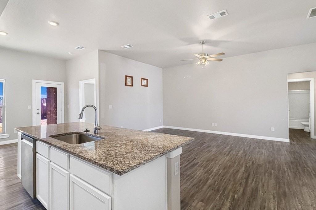 1312 Cajun St - Photo 4 of 20